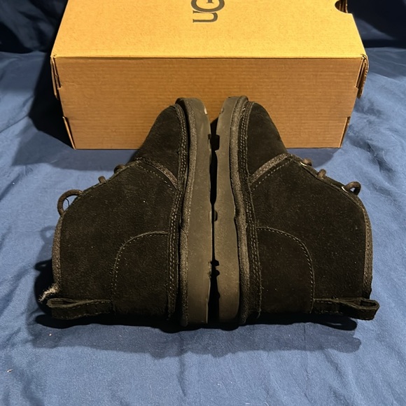 UGG- Neumel II, BLK, 2 kids QS - Picture 3 of 5
